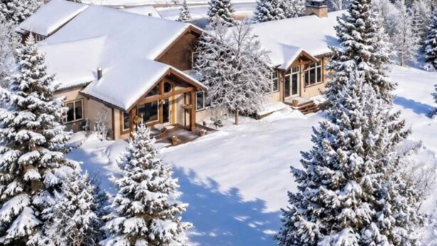 A snow-covered residential area with multiple houses and a mountain in the background. - Alpine 5 Br Retreat / Hot Tub & Mountain Vistas (Big Sky)