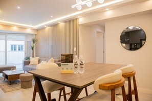 House | 3 bedrooms, Internet - w Bright 3BR w Balcony in Vibrant Miraflores (Lima)