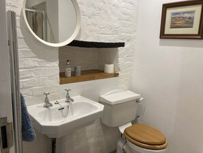 Dusche, Haartrockner, Handtücher, Toilettenpapier