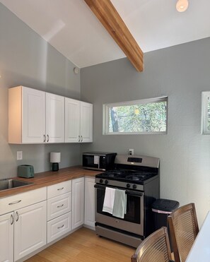 Microwave, oven, stovetop - Wooded retreat in charming Cross Roads (Cross Roads)