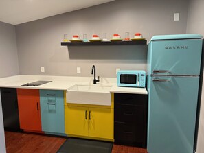 Microwave - Spacious 2 Bedroom Upstairs Apt in Lexington / Mansfield Monthly Rates Available (Mansfield)