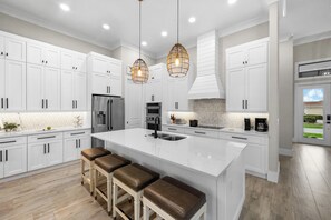 冷蔵庫、電子レンジ、オーブン、コンロ