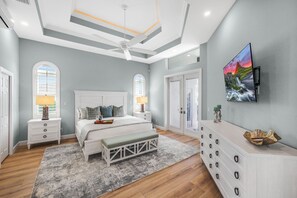 4 室のベッドルーム、デスク、アイロン / アイロン台、WiFi