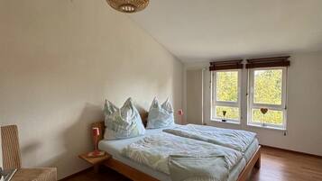 2 bedrooms, desk, free WiFi, bed sheets