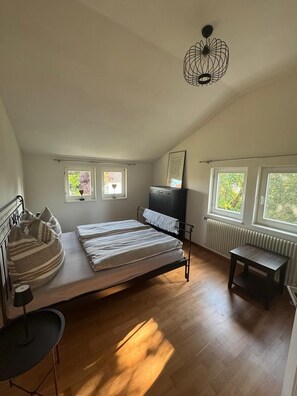 2 makuuhuonetta, työpöytä, ilmainen Wi-Fi, vuodevaatteet