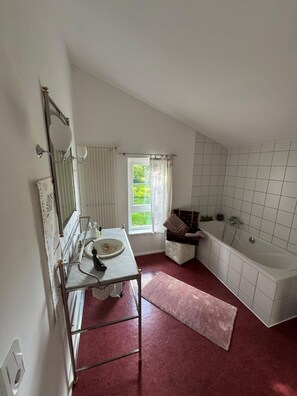 Hiustenkuivaaja, pyyhkeet, saippua, sampoo