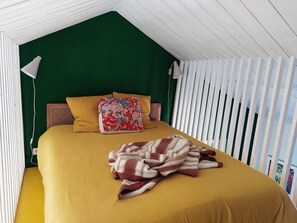 1 bedroom, desk, internet, bed sheets