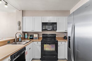 Refrigerador, microondas, horno y parrilla de estufa 