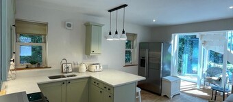 Cosy Woodland Retreat | 10 mins from Cheltenham Promenade | Dog Friendly