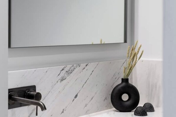 Regadera, secadora de cabello, jabón 