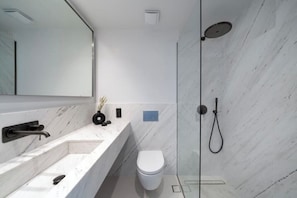 Regadera, secadora de cabello, jabón 