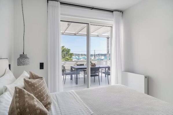 2 bedrooms, iron/ironing board, Internet, bed sheets - Marina Suite (Porto Cheli)