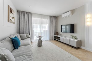 Luxury Apartment, 1 Bedroom, Partial Ocean View
