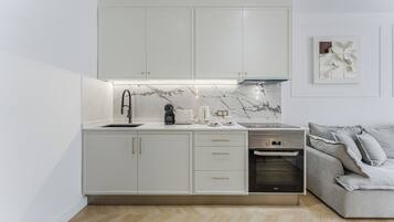 Luxe appartement, 1 slaapkamer, gedeeltelijk uitzicht op oceaan | Privékeuken | Een kookplaat, een espressoapparaat, een koffiezetapparaat/waterkoker