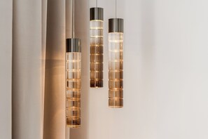 Tre lampade pendenti dal design moderno, sospese al soffitto.