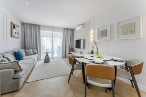 Apartamento de lujo, 1 habitación, vistas parciales al mar | Decoración individual y mobiliario individual