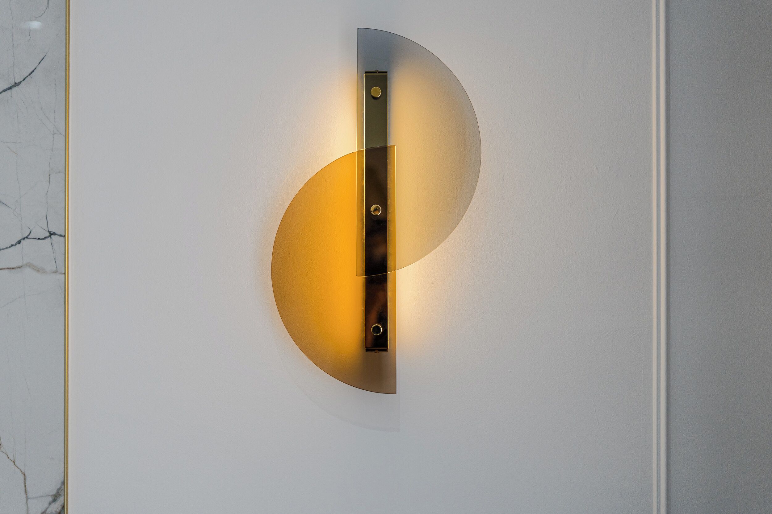 Una lámpara de pared con diseño metálico y de vidrio.