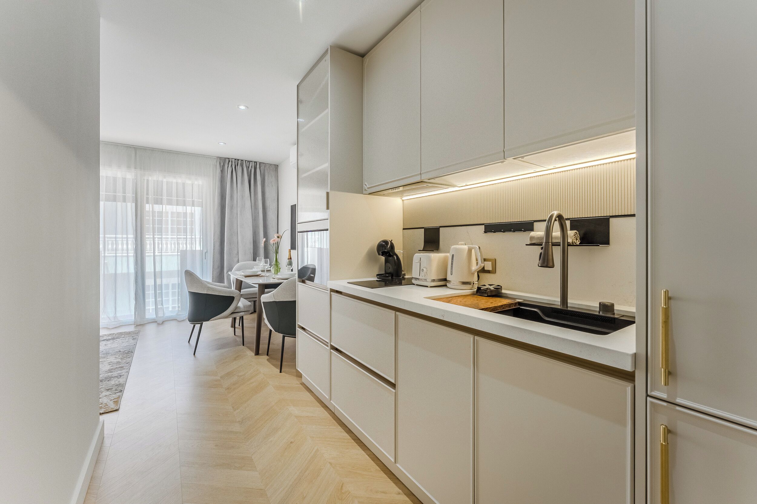 Departamento de lujo, 2 habitaciones, vista parcial al océano | Cocina privada | Parrilla de estufa, cafetera de espresso y cafetera y tetera 