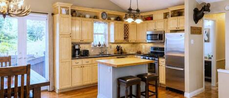 Fridge, microwave, stovetop, dishwasher
