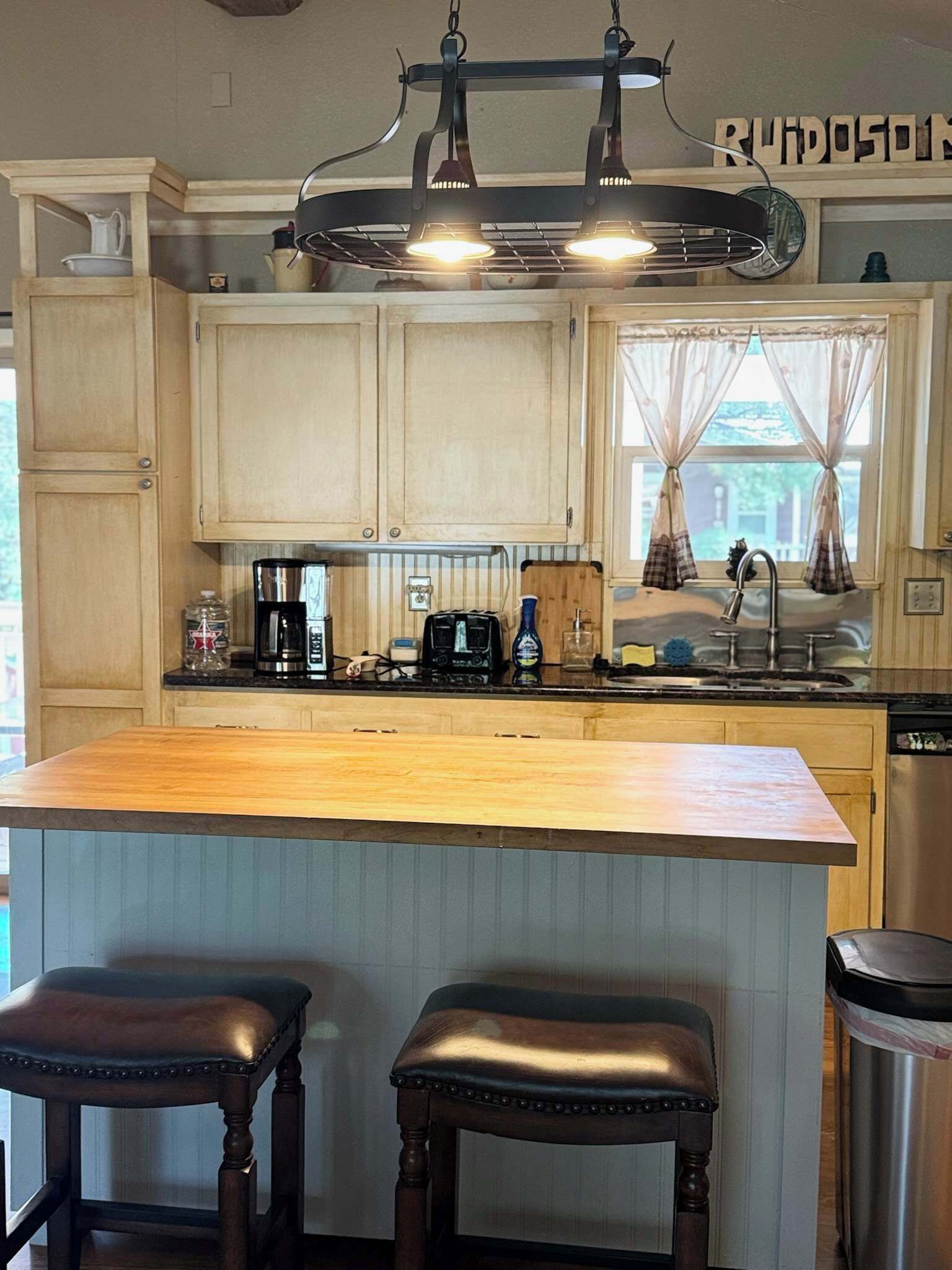 Køleskab, mikrobølgeovn, kogeplade, opvaskemaskine