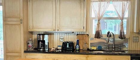 Køleskab, mikrobølgeovn, kogeplade, opvaskemaskine