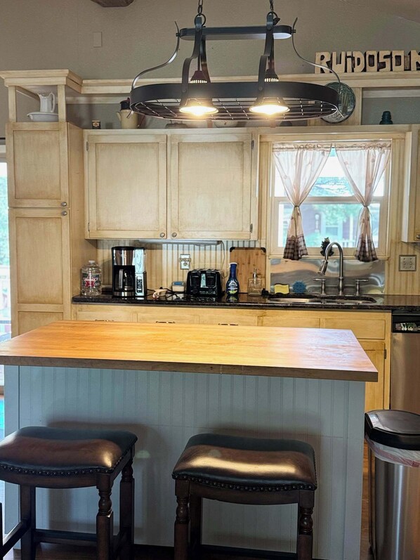 Fridge, microwave, stovetop, dishwasher