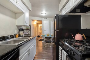 Réfrigérateur, micro-ondes, four, plaque de cuisson