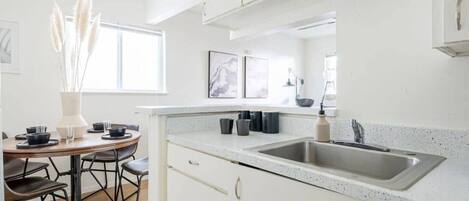 Frigorífico, microondas, horno y placa de cocina