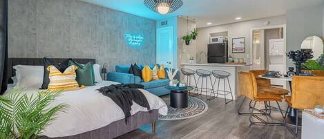 Een strijkplank/strijkijzer, wifi, beddengoed