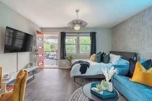 Iron/ironing board, WiFi, bed sheets - Sapphire |  Studio | Sleeps 5 (Austin)