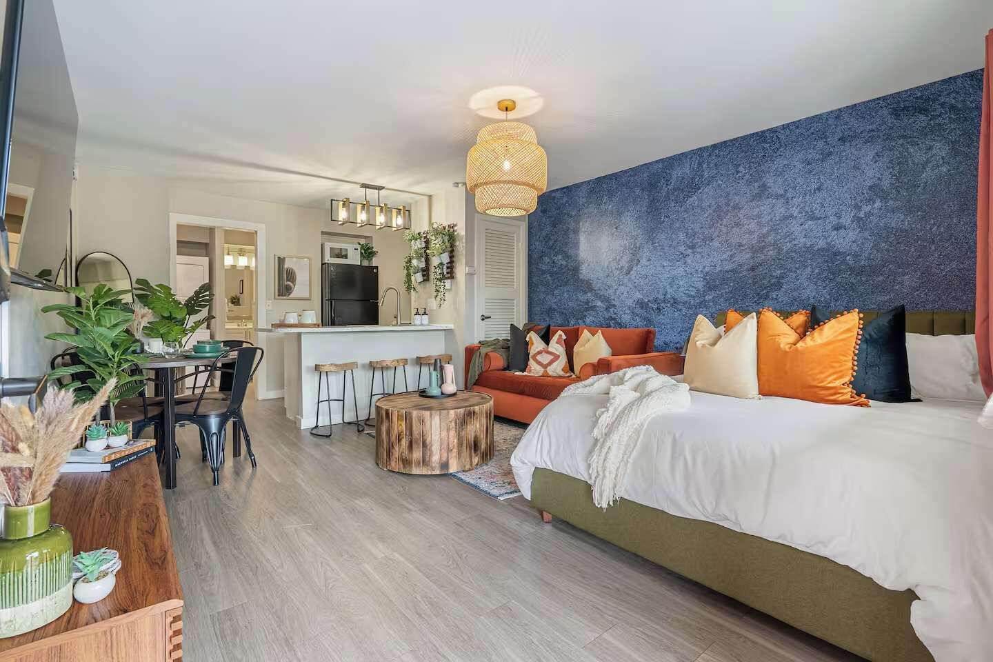 Iron/ironing board, WiFi, bed sheets