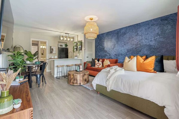 Tabla de planchar con plancha, wifi y ropa de cama