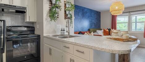 Frigorifero, microonde, forno, piano cottura