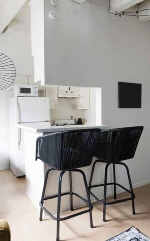 Réfrigérateur, four à micro-ondes, un four, surface de cuisson