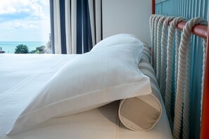 Deluxe Süit, Deniz Manzaralı | Kuştüyü yorgan, minibar, odada kasa, masa 