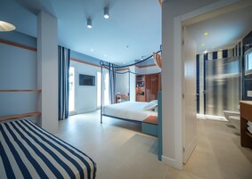 Cubrecamas, minibar, caja de seguridad en la habitación y escritorio 