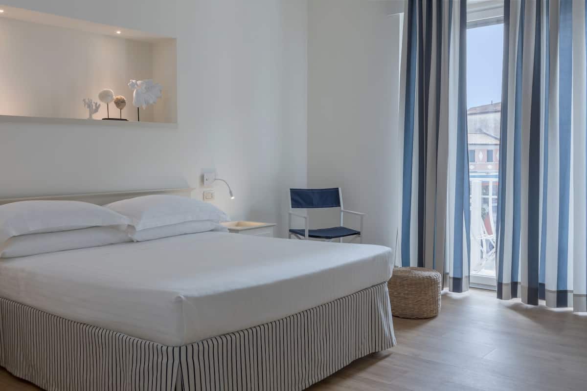 Deluxe Double Room | In-room safe, desk, blackout drapes, soundproofing