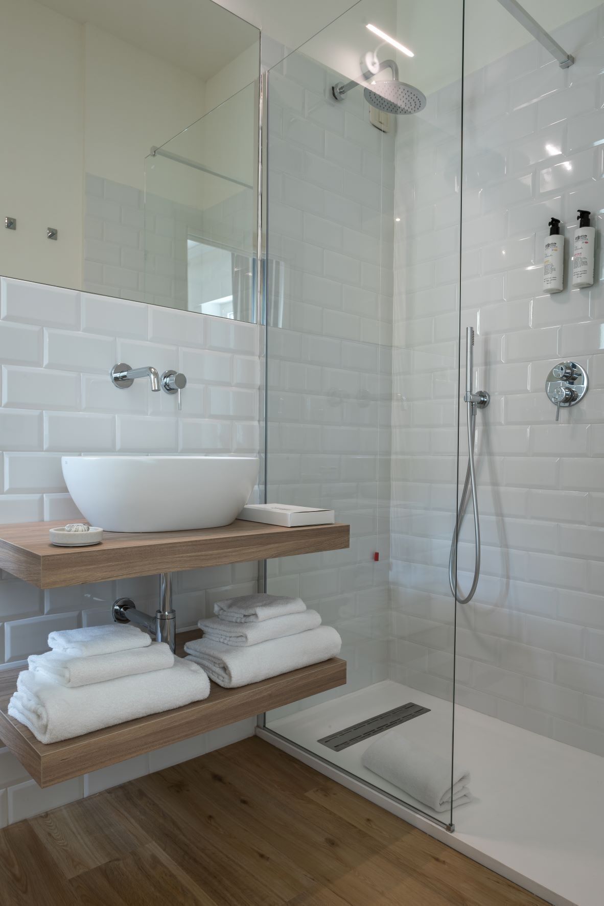 Een douche, gratis toiletartikelen, een haardroger, pantoffels