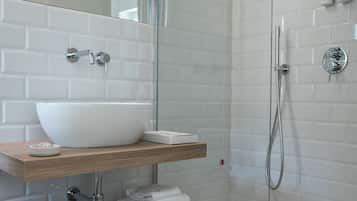 Een douche, gratis toiletartikelen, een haardroger, pantoffels