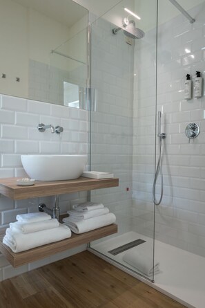 Shower, free toiletries, hair dryer, slippers - Hotel Murè (Numana)