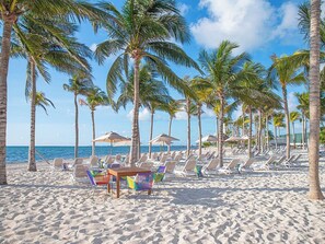 Am Strand, Liegestühle, Strandtücher