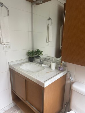 Haartrockner, Handtücher, Toilettenpapier