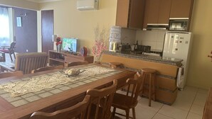Eine moderne Küche mit Holzausstattung, einer Granit Arbeitsplatte und einem eingebauten Backofen.