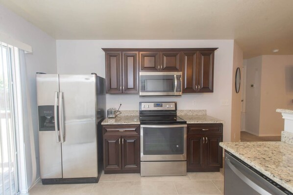 House, Multiple Beds, Patio, Garden View (The San Antone) | Private kitchen | Fridge, microwave, oven, stovetop - The San Antone Home for 6 (San Antonio)