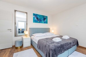 Coffres-forts dans les chambres, fer et planche à repasser