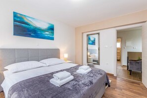 Caja de seguridad en la habitación y tabla de planchar con plancha 