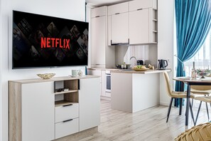 Apartamento premium, 1 quarto, sacada | Área de estar | TV de tela plana 40 cm com canais a cabo