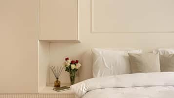 Apartamento Premium, 1 habitación | Espacio para trabajar con un portátil y tabla de planchar con plancha