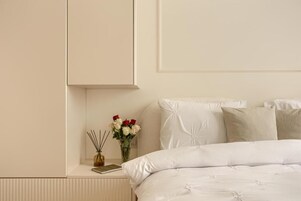 Apartamento Premium, 1 habitación | Espacio para trabajar con un portátil y tabla de planchar con plancha