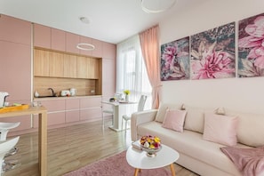 Deluxe Apartment, 1 Bedroom | Laptop workspace, iron/ironing board, free WiFi
